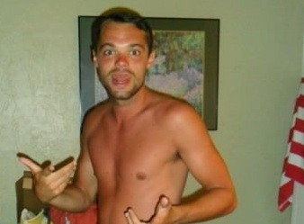 A postat fotografia pe Facebook si toti prietenii au ras de el. Amanuntul indezirabil scapat pe net