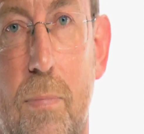 VIDEO. El este preotul care propovaduieste nudismul. Sustine ca Biblia sprijina acest stil de viata