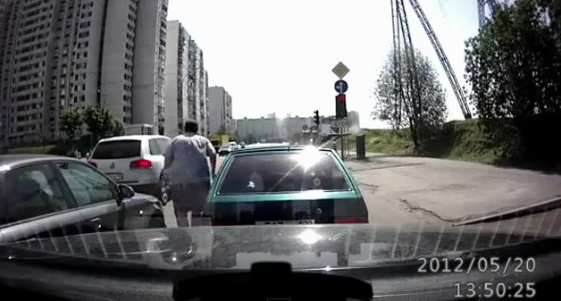 CEL MAI INOCENT incident in TRAFIC pe care l-ai vazut vreodata in RUSIA :) VIDEO