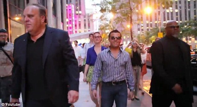 Experiment social. Cum a reusit un student sa pacaleasca lumea ca este o celebritate. VIDEO