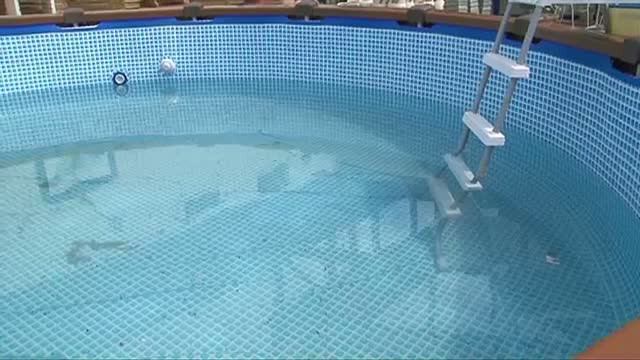 O secunda de neatentie ii costa scump pe doi bunici. Nepotul lor a cazut in piscina din curte