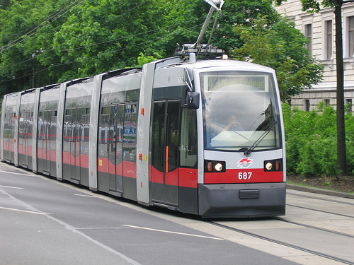 VIDEO socant. O fata din Bucuresti traverseaza neregulamentar si este lovita in plin de tramvai