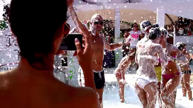 150.000 de turisti sarbatoresc pe plaja si in cluburi ultimul weekend de vara. LIVE de la Mamaia