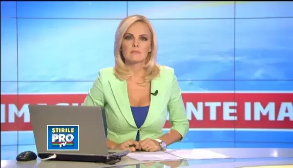 VIDEO socant. O fata din Bucuresti traverseaza neregulamentar si este lovita in plin de tramvai