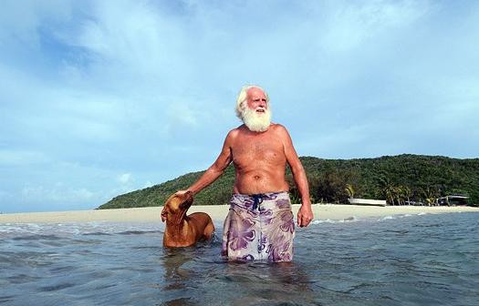 Traieste intr-un paradis, dar risca sa fie "dat afara". Povestea unui Robinson Crusoe modern