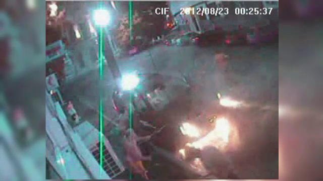 Imagini camera de supraveghere: un barbat necunoscut da foc unei limuzine de zeci de mii de euro