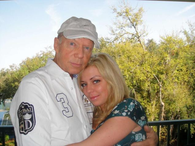 "Nu cred ca o mai iubesc". Un senator si-a dat sotia cu 46 de ani mai tanara pe mana politiei