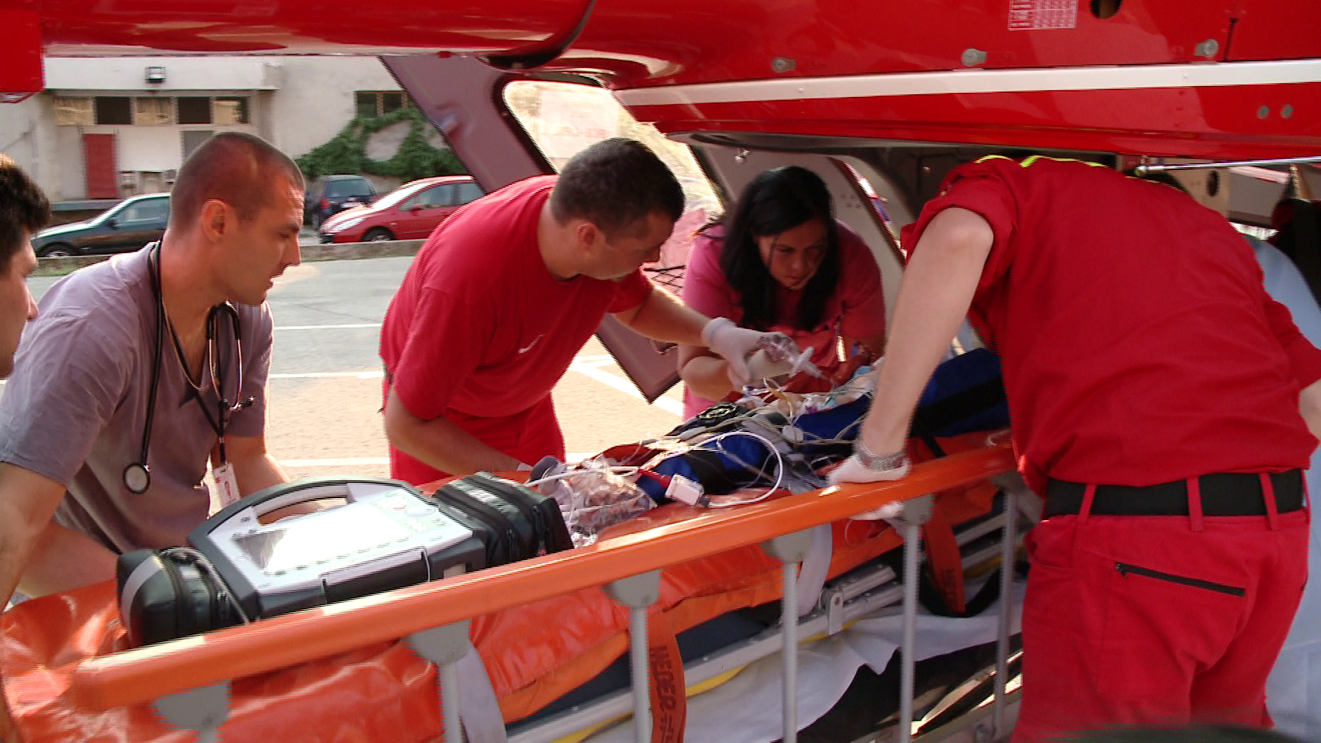 Un copil de numai un an se zbate intre viata si moarte. A fost muscat de cainele familiei