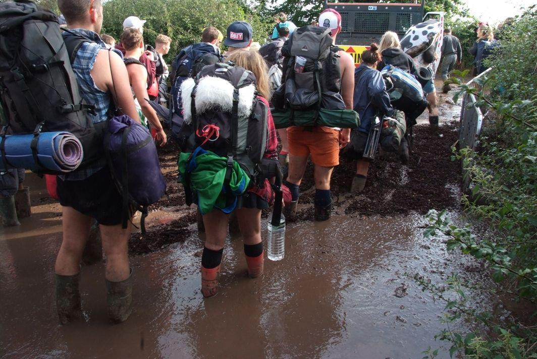 Unul dintre cele mai mari festivaluri de muzica din Marea Britanie s-a incheiat sub ape