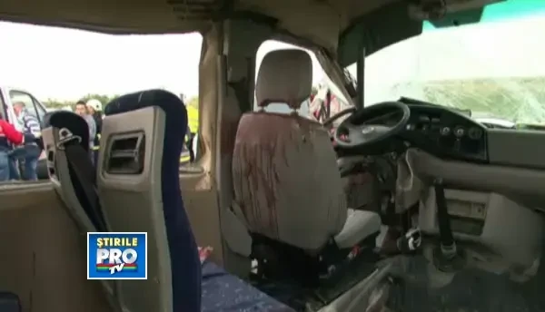Primele imagini de la accidentul din Suceava. Un microbuz, lovit de o cisterna: 1 mort, 16 raniti