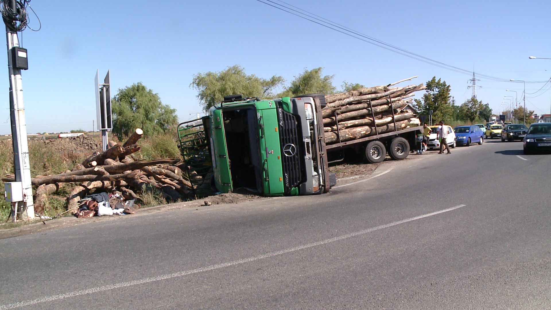 Un TIR incarcat cu lemne s-a rasturnat in sensul giratoriu de la Aeroportul din Timisoara. VIDEO