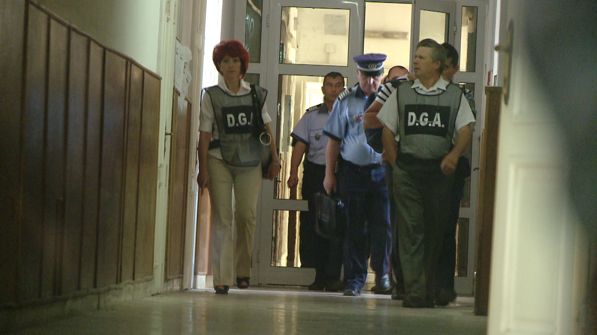 Sase politisti din Timis au fost ridicati de DGA si dusi la audieri.Sunt suspectati de luare de mita