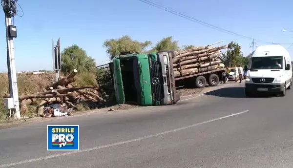 Un TIR incarcat cu lemne s-a rasturnat in sensul giratoriu de la Aeroportul din Timisoara. VIDEO