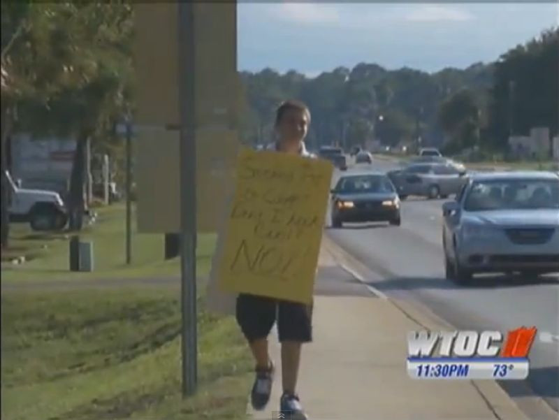"Invatati de la mine, nu va drogati". Pedeapsa rusinoasa aplicata de o mama fiului ei. VIDEO