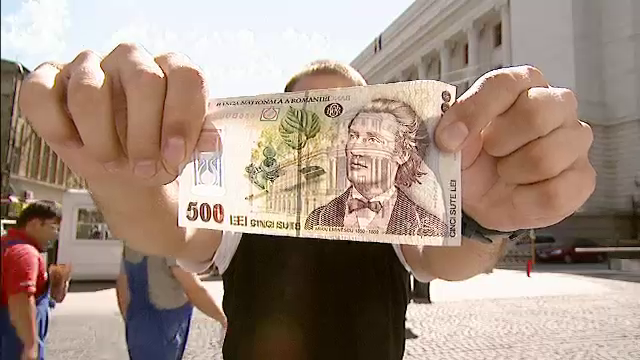 La sate, oamenii se tem sa o atinga. La oras, putini stiu cum arata. Bancnota care risca sa dispara