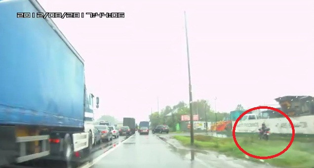 Ce se INTAMPLA daca te grabesti: ATENTIE mare la baiatul de pe MOTOCICLETA :) VIDEO