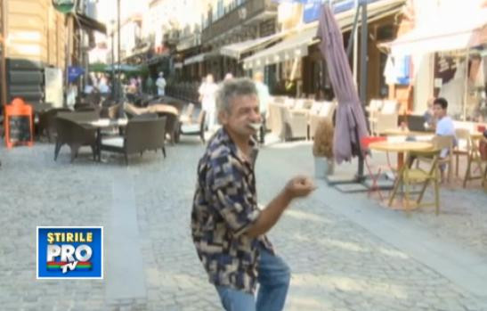 Imaginile zilei din Centrul Vechi al Capitalei. Un barbat beat il imita pe Michael Jackson. Video