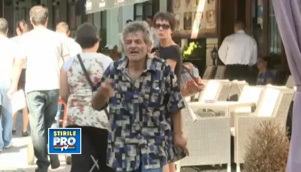 Imaginile zilei din Centrul Vechi al Capitalei. Un barbat beat il imita pe Michael Jackson. Video