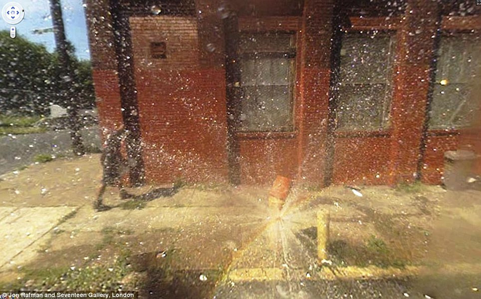 Prostituate, vanzari de arme si alte imagini spectaculoase surprinse de Street View. GALERIE FOTO