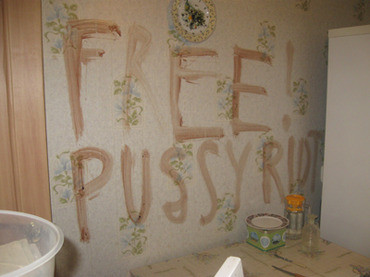 Crima abominabila in Rusia. Doua femei ucise si un mesaj scris cu SANGE: "Free! Pussy Riot"