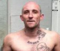 15 politisti, trimisi sa aresteze un barbat inarmat, au ramas masca dupa ce au vazut ce "arma" avea