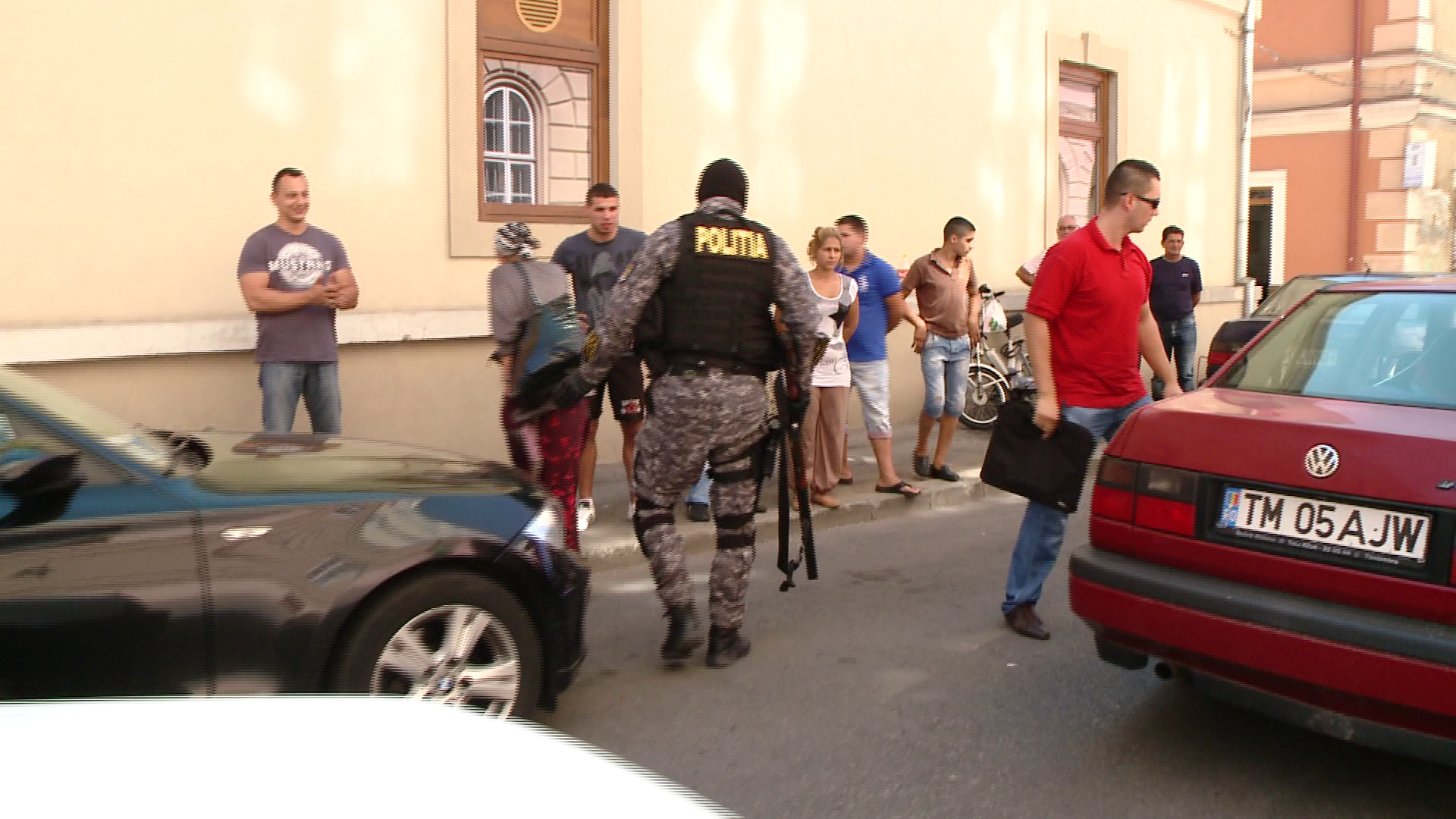 Doua familii de rromi au transformat parcarea unui centru comercial din Timisoara in camp de lupta