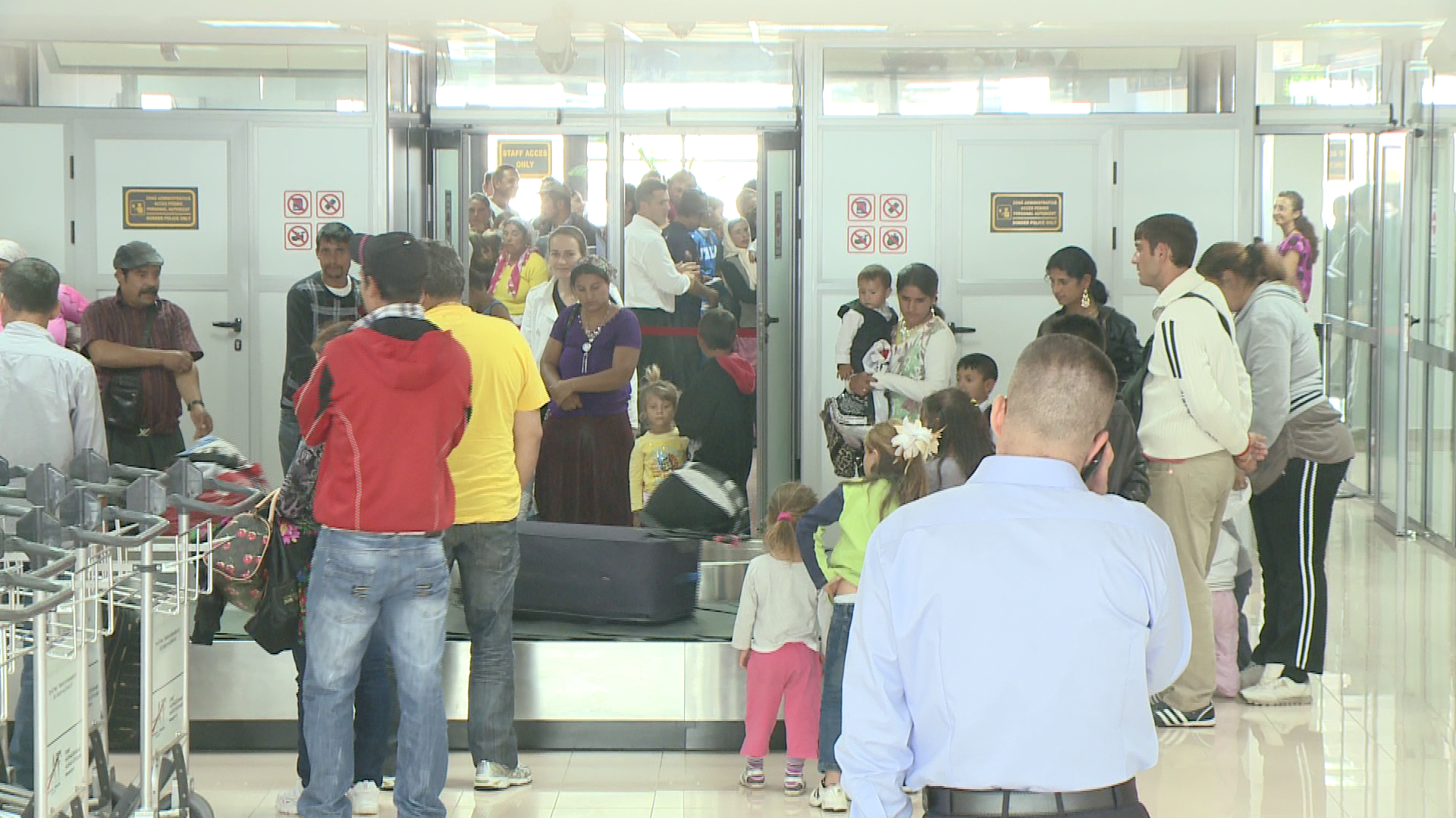 180 de tigani au ajuns joi pe aeroportul din Timisoara. Francezii i-au izgonit din orasele lor