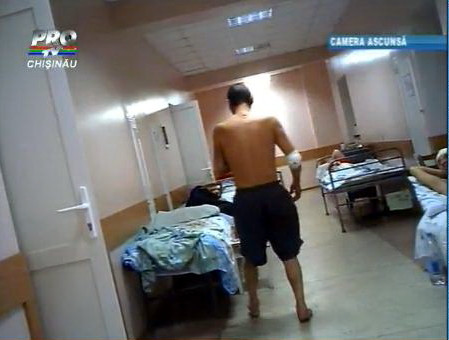 CAMERA ASCUNSA in Chisinau. Pacientii Spitalului de Urgenta dorm, mananca si sunt tratati pe holuri