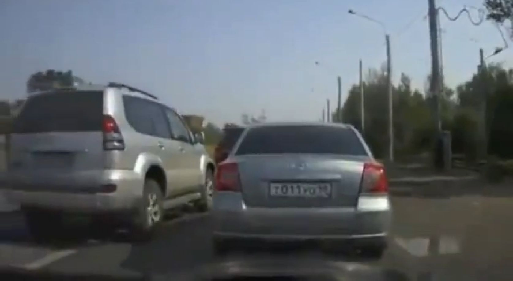Cum s-a razbunat un sofer pe doua masini din trafic, care nu-l lasau sa depaseasca. VIDEO