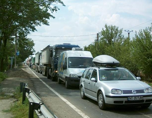 Romanii se intorc la munca in strainatate. Pe DN 7 si pe centura Aradului se circula bara la bara