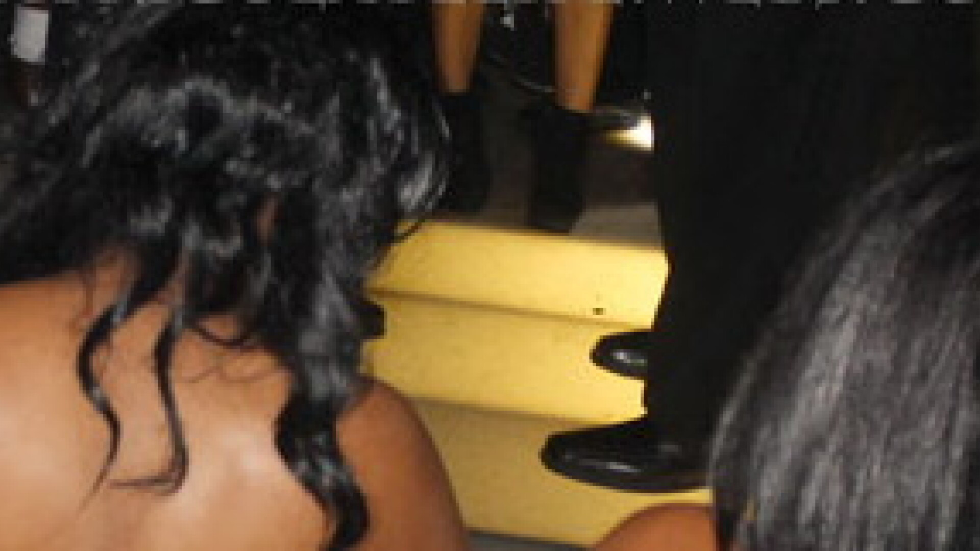 Cum s-au imbracat doua tinere intr-un club din Atlanta. Toata lumea si-a pus mana la ochi