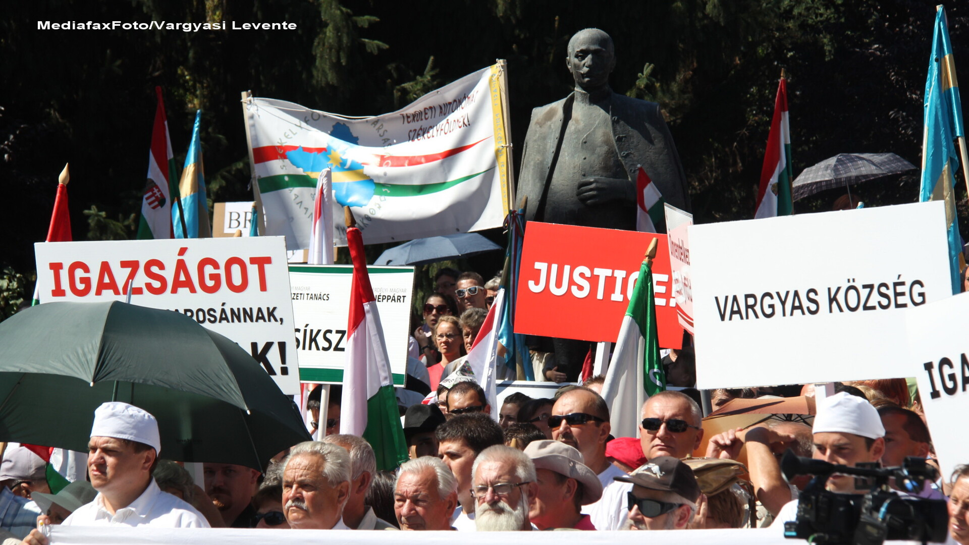 Sfantu Gheorghe: Circa 25.000 de maghiari participa la protestul in cazul Colegiului "Szekely Miko"