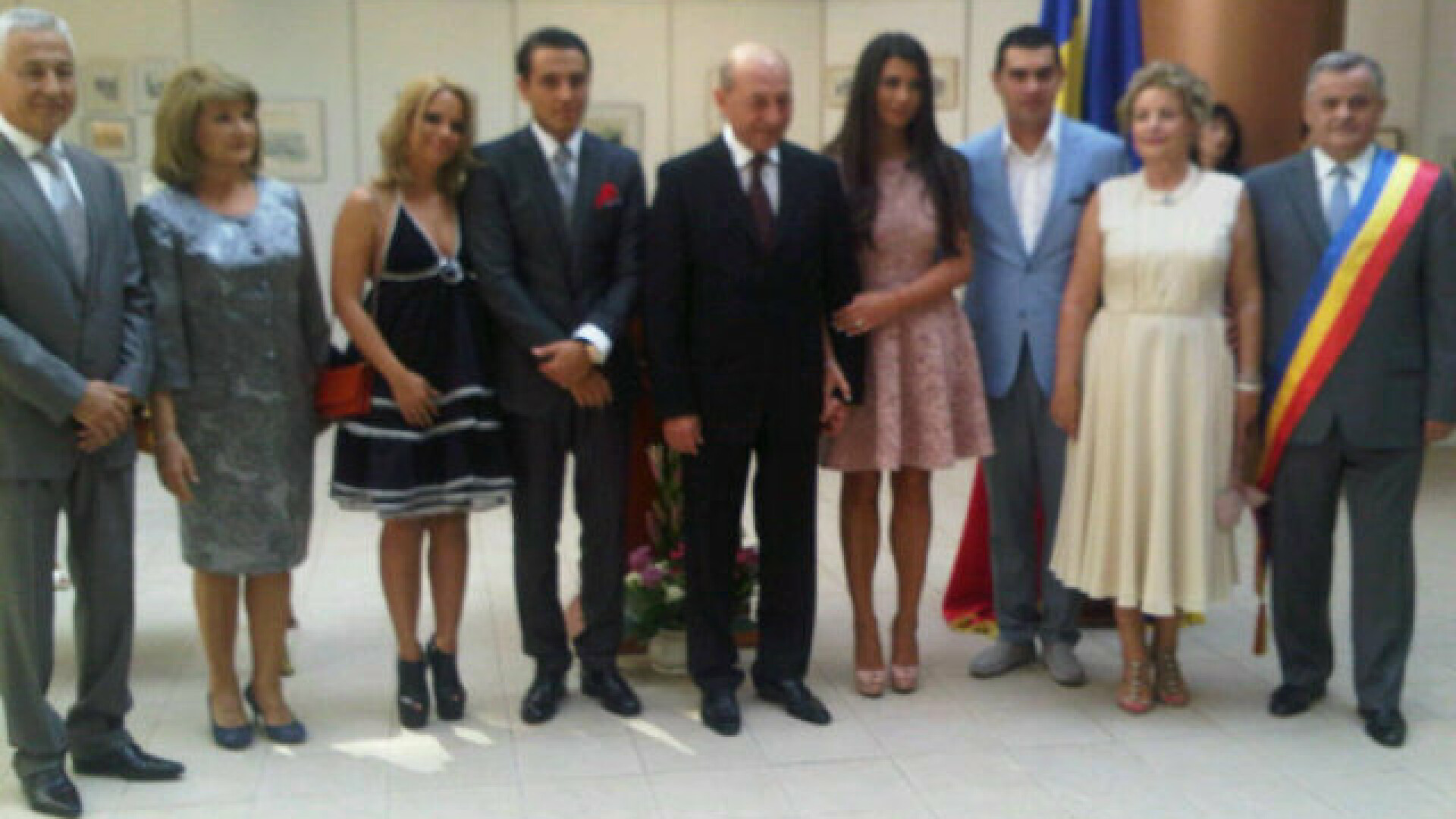 EBA, pe Twitter, in timpul nuntii: "Mi-am pastrat numele, ma numesc in continuare Elena Basescu"