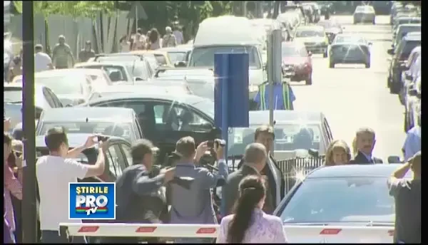 Nunta Elena Basescu - Bogdan Ionescu - sosirea la Primaria Sectorului 2