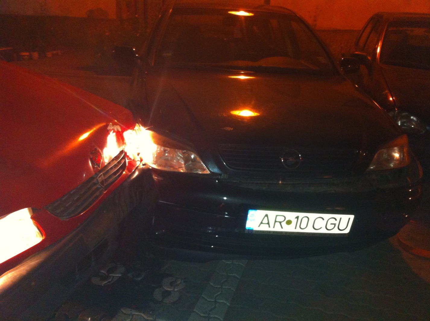 Doi pusti au furat o masina pentru a face ture de cartier. Au lovit cinci masini inainte sa fuga