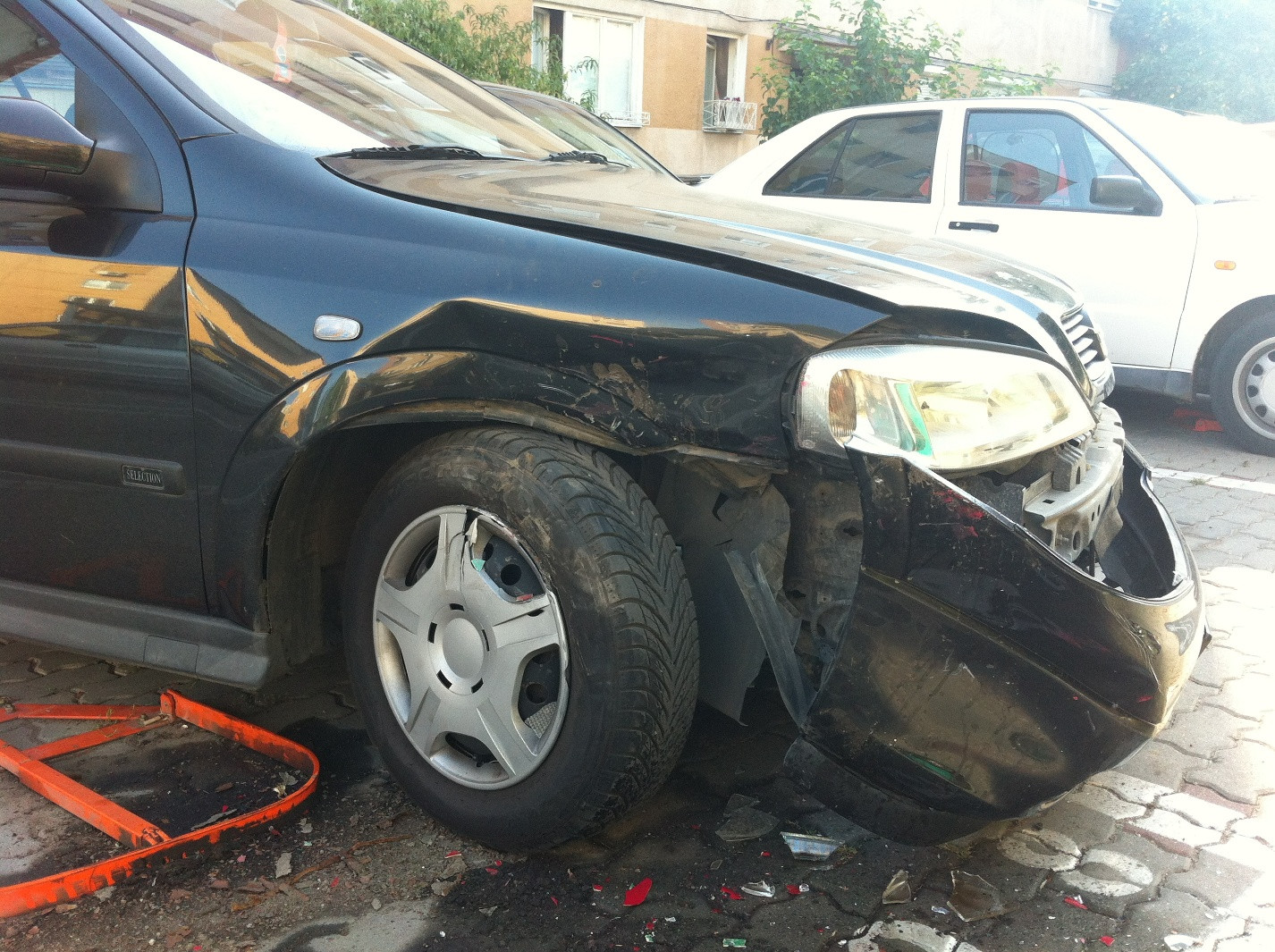 Dosar penal pentru o tanara soferita care a lovit patru masini dupa ce s-a urcat bauta la volan