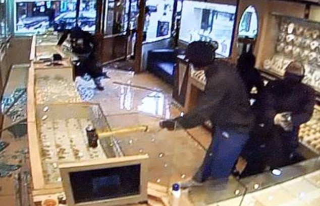 O banda de hoti din Romania a furat din Londra bijuterii din aur si diamante de 500.000 de lire