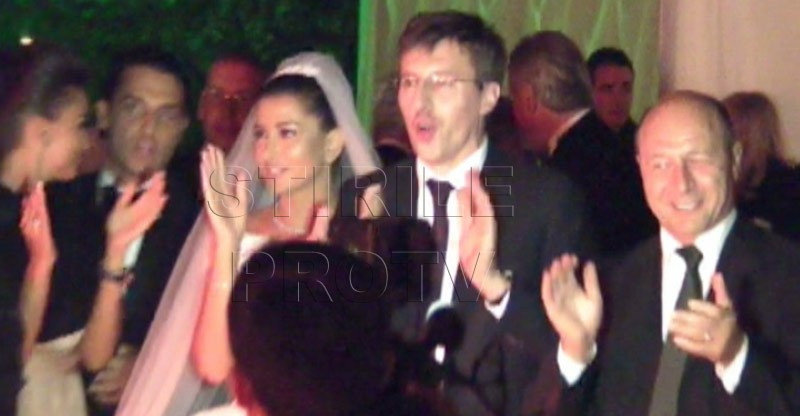 Video EXCLUSIV de la nunta Elenei Basescu. A dansat pe muzica lui Elvis si a fost furata cu caleasca