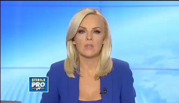 Gest impresionant al unor turisti. S-au luptat pentru a tine in viata 22 de balene esuate pe o plaja