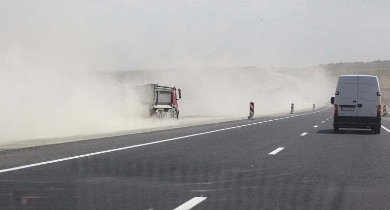 Un camion incarcat cu 21 de tuburi cu oxigen s-a rasturnat in apropierea platformei Oltchim