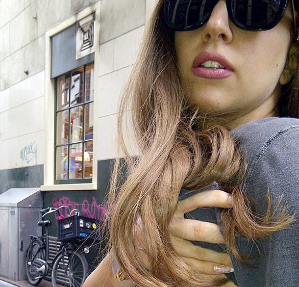 Lady Gaga socheaza din nou. S-a dezbracat in plina strada si le-a aratat fanilor ce nu au mai vazut