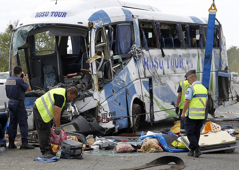Romanii raniti in accidentul din Franta sunt in stare stabila. Cum s-au mobilizat autoritatile