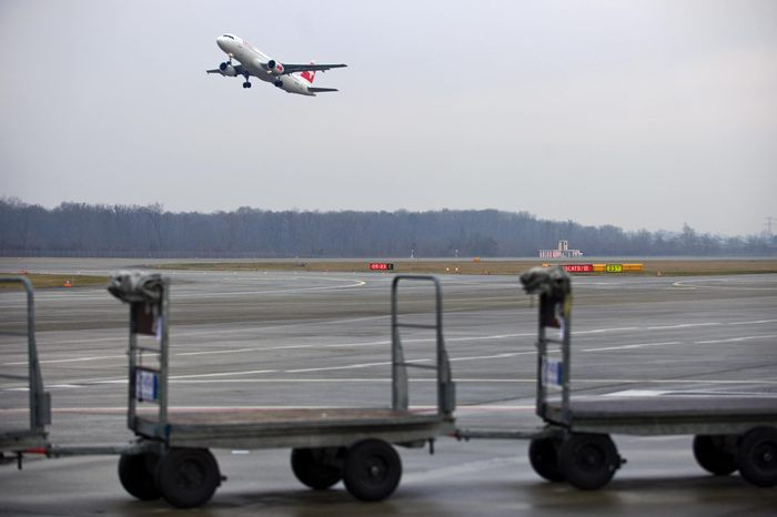 Un avion al companiei Swiss s-a intors din drum din cauza unei dispute intre doi pasageri