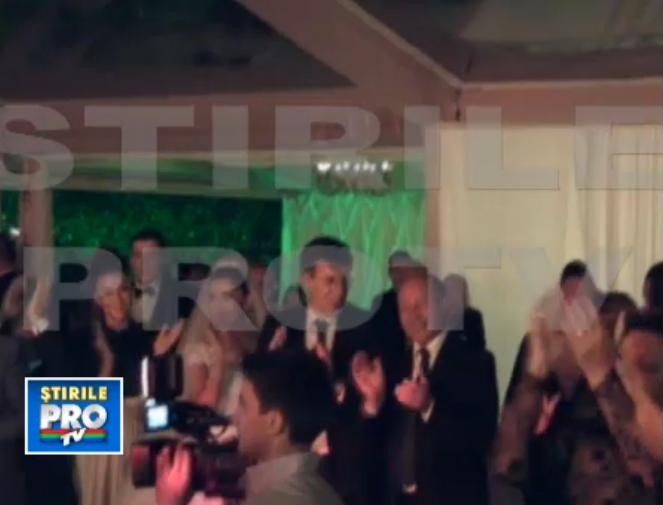 Nunta Elenei Basescu. Emil Boc si Traian Basescu canta "Treceti batalioane romane Carpatii". VIDEO
