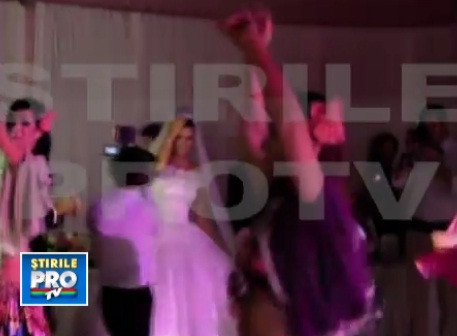 VIDEO. Dans tiganesc la nunta Elenei Basescu. Mireasa s-a distrat pe acorduri orientale