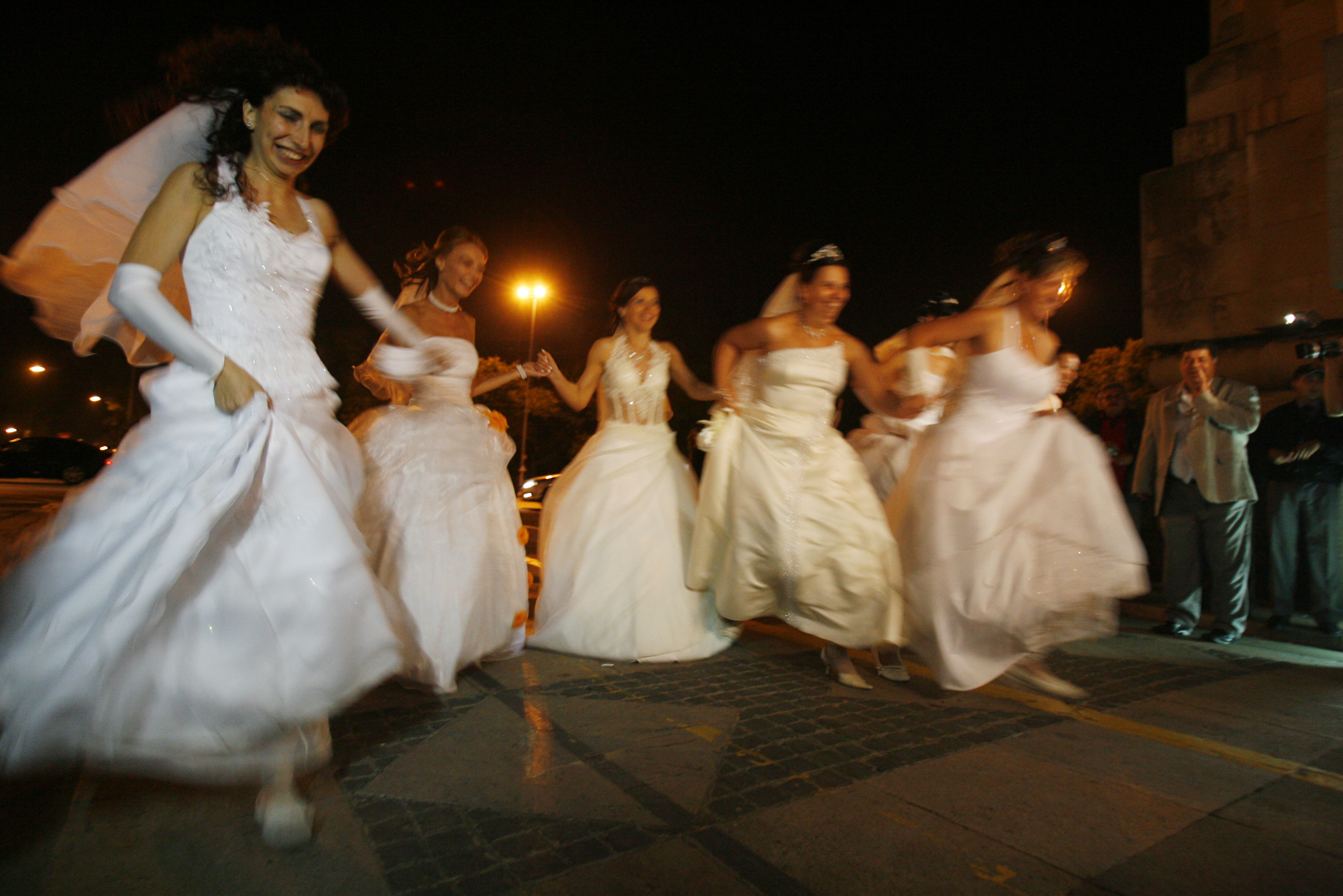 Huffington Post scrie despre rapitul miresei in "cel mai petrecaret oras din Balcani, Bucuresti"