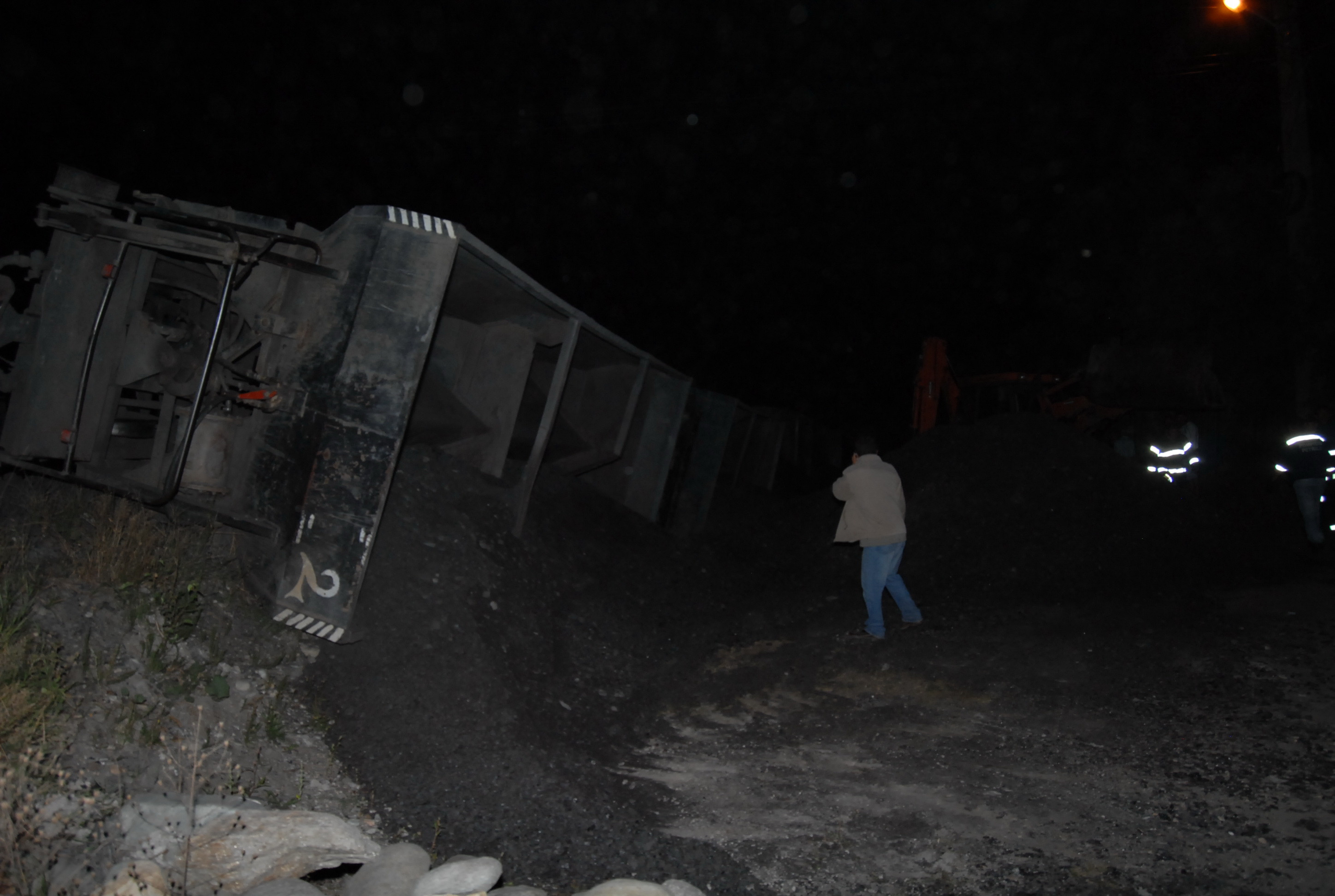 Cinci vagoane incarcate cu 100 de tone de carbune s-au rasturnat in Valea Jiului