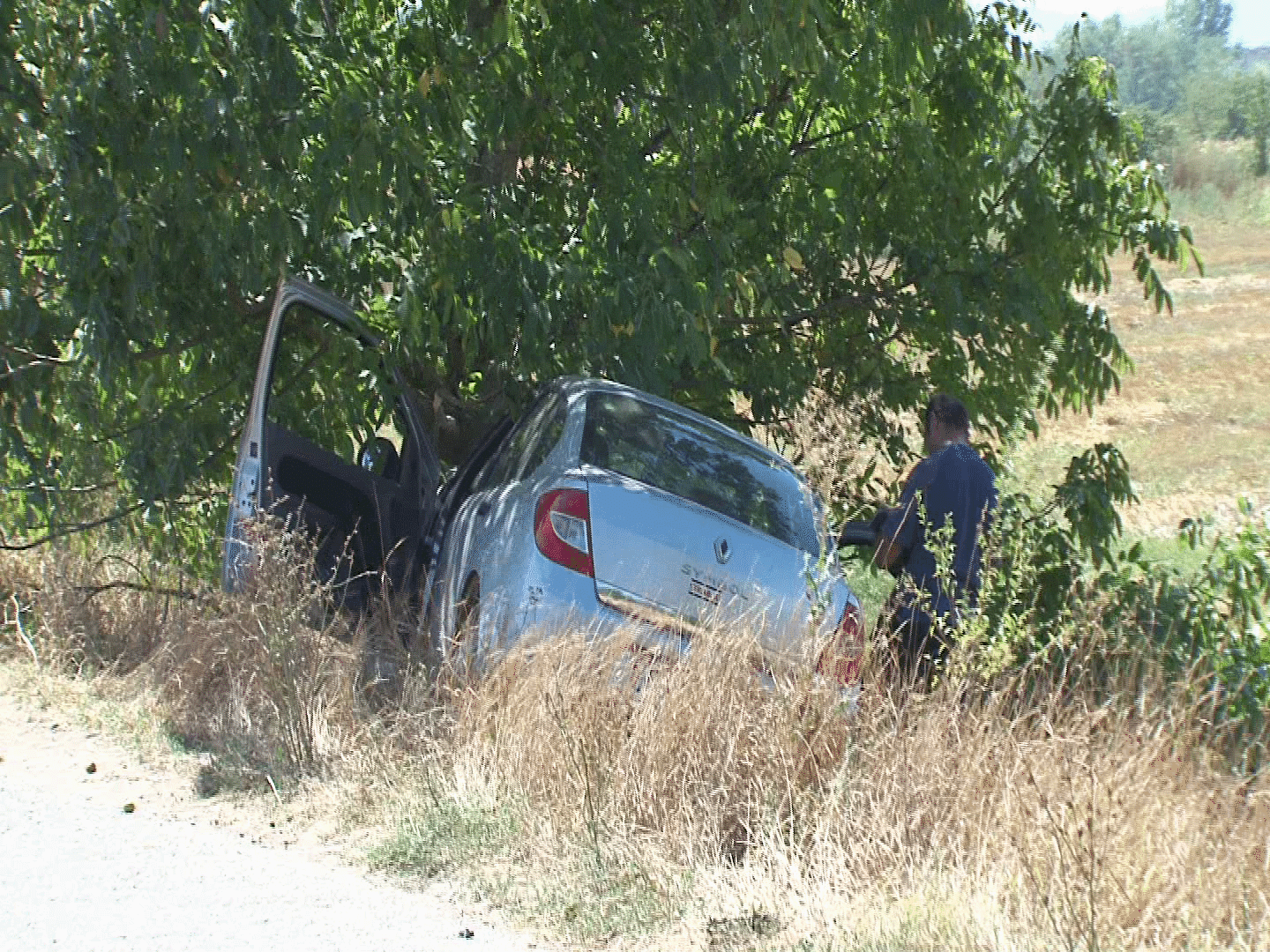 Un barbat a ajuns in stare grava la spital dupa ce masina in care se afla s-a izbit de un pom