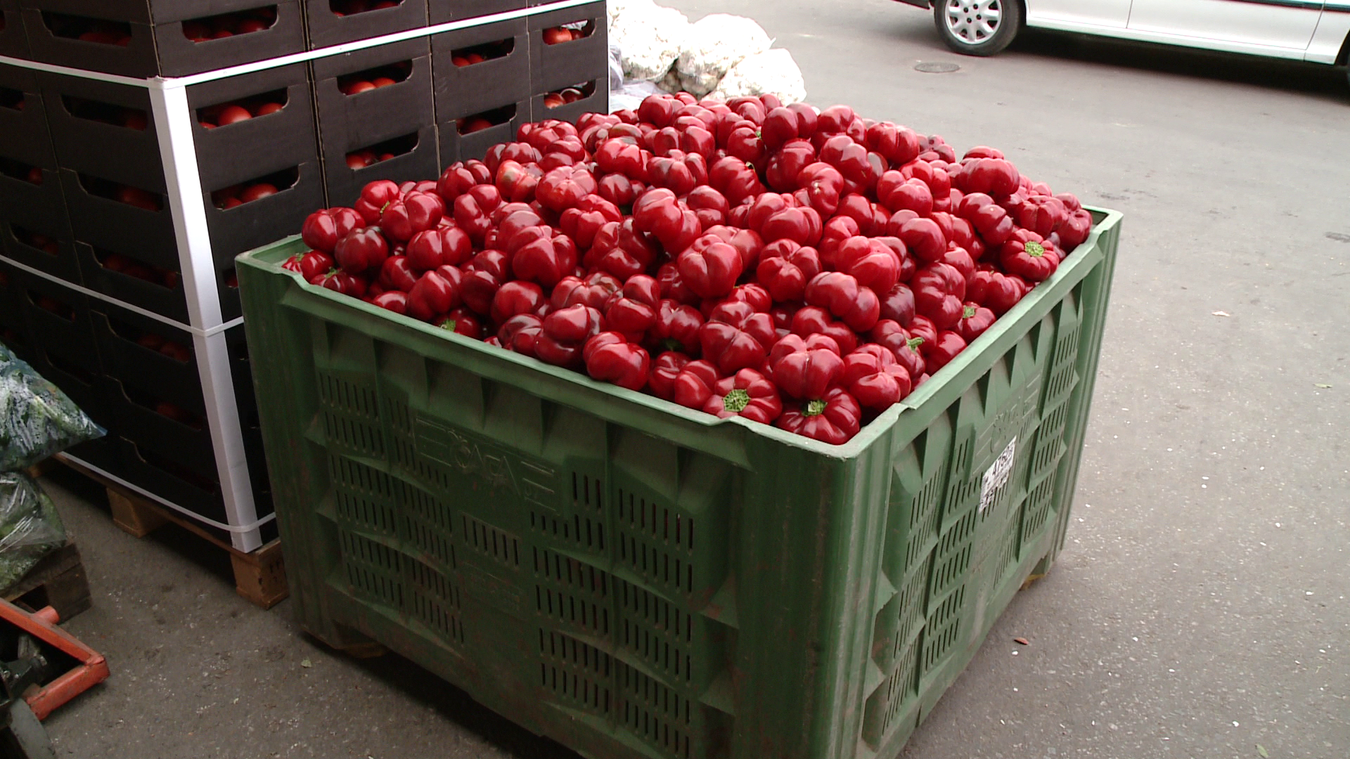 Efectele controalelor Garzii Financiare in pietele Capitalei: tarabe parasite si vanzatori care fug