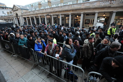 Fiecare angajat valoreaza aici 10 milioane dolari. Se sta la coada cu cortul pentru un produs al lor